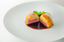 l’Auberge de l’ill Tokyo_牛肉和鹅肝酱丶酱汁浑然成为一体的『特选牛菲力肉和鹅肝酱・松露派』