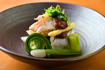 四季　粋花亭_“梅肉拌春季蔬菜、北极贝和章鱼”是不惜耗费时间让味道慢慢渗透进去的菜式