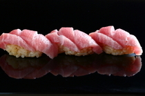 寿司行天_太平洋蓝鳍金枪鱼本身风味尽现无余的“金枪鱼”
