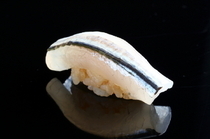 寿司行天_不囿于固有概念，以最适于食材的方法精制的“针鱼”