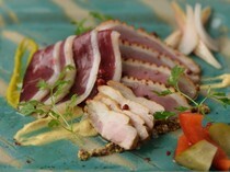 藤乃_用各种方式品尝河内鸭肉的美味。 菜品丰富的“河内鸭肉燻制拼盘”