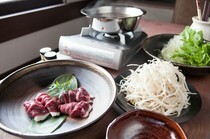藤乃_河内鸭具有无腥味和柔软的肉质，非常迷人。其丰富的美味表现在"河内鸭火锅"