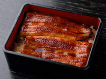鳗鱼　驹形　前川　总店_在柔嫩的鳗鱼上浇上秘制酱汁的“烤鳗鱼盖饭”