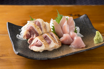 川荣_这盘菜中可以尽享珍珠鸡的吃法。“拼盘”中包括了鸡肉泥和鸡肉刺身。