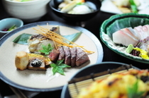 京都祇园　川村料理平_可以品尝到黑毛和牛和时令的烧鱼的晚餐的正宗怀石料理。用鲷的高汤做的茶水泡饭和配有甜点的8道菜的套餐。6000日币（含税）