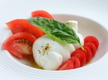 SABATINI di Firenze 大丸东京店_浓郁奶酪与番茄相得益彰的“整块马苏里拉奶酪番茄沙拉”