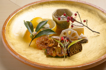 银座筱原_“八寸”是套餐中段的菜品，大量使用当季食材，精心烹制出富有变化感的口味。