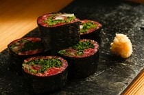 肉屋雪月花NAGOYA_用国产海苔包裹和牛赤肉和调料的"海苔卷"