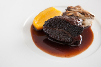 Virbius餐馆_可品尝到红酒与牛肉美味凝缩其中的『红酒煮国产牛颊肉』