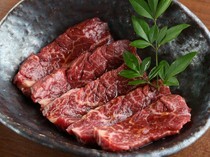 熟成内脏・山形牛 炭火烤肉 牛语_拥有红肉独特的浓郁风味，进一步突显了肉的美味的“内横梗膜肉”