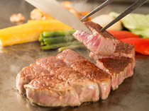铁板焼　银明翠　GINZA_将A5和牛在眼前用铁板煎制的『特选黑毛和牛 菲力牛排』　※套餐料理的一品。
