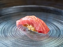 鮨四(yon)_利用藏刀技法处理金枪鱼，带来美味的同时为您带来惊讶和喜悦的“金枪鱼中肥”