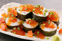 个室×刺身×炉端烧 marukatsu小樽水产_盐渍鲑鱼子和大块三文鱼组合成的亲子寿司“食材满溢寿司”