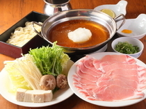 NIITAKA_鲜甜柔软的品牌猪肉“茶美猪”，清爽的口感，便是这款“MIZORE涮涮锅”