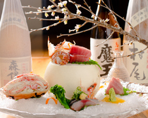 酒喜膳 一喜喜_从北海道、四国、九州进货的天然鱼贝类食材，“生鲜大拼盘”