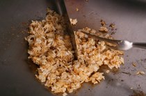 铁板烧 VUE MER_激发您的食欲，使用北海道产米“梦美人”的香气四溢“蒜香饭”