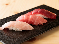 築地 拳母鮨_寿司店的“华”，肥美的金枪鱼入口即化，尽在这款“金枪鱼握寿司”