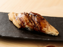 築地 拳母鮨_在口中柔和融化，具有冲击力美味的“海鳗握寿司”