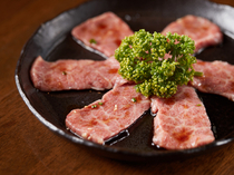 石垣牛炭火烧肉 YAMAMOTO _石垣牛独有的高品质油脂分布，“上肋肉”&“上脊肉”