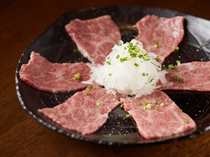 石垣牛炭火烧肉 YAMAMOTO _人气No.1。清爽动物油脂&入口即化的鲜美“烤肉片”