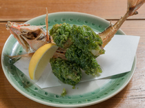 居酒屋 Marusa本店_生海草包裹的炸双带乌尾鮗“海藻卷炸乌尾鮗”