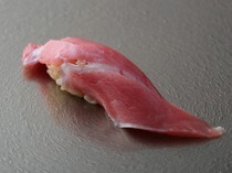寿司 永吉_食材和寿司醋饭之间绝妙的平衡。筑地市场直接送达的纯天然金枪鱼带来浓厚口感“金枪鱼”