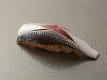 寿司 永吉_适度用醋腌制引导出美味口感，江户流派的技术纯熟的“小鳍鱼”