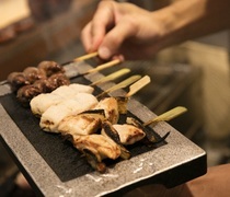 烤鸡肉串宫川　丰洲店_用备长炭烤制而成的老字号味道“烤鸡肉串5根什锦拼盘”