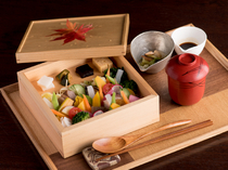 YUFUIN山椒郎_宛如蔬菜的宝石盒。午餐限定的“综合餐盒（海·山）”