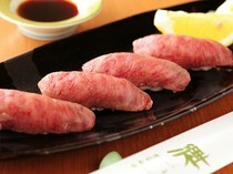 涮禅 神乐坂店_享受牛肉与寿司饭之间的完美融合“炙烤严选黑毛和牛寿司（手握寿司）”