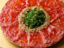 肉BAR SHOUTAIAN　渋谷店_把肉切成薄片的新风格的肉脍。将新鲜的肉快速烘烤而成『王者的炙烤肉脍』