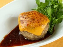 肉BAR SHOUTAIAN　渋谷店_像可以喝下去一样的柔软的食感的『可以喝的汉堡肉　熏制酱油芝士』