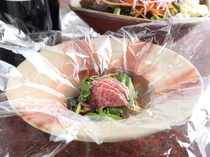 川村牛排Premium北新地店_用耐热薄膜包裹着蒸煮。精心打造的“寿喜烧风味特选黑毛和牛包煮”