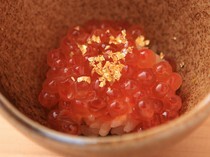 寿司割烹空海_使用高汤腌渍的鲑鱼子和红醋饭搭配绝佳的“鲑鱼子小碗盖饭   附加柚子和金箔”