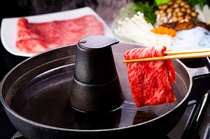 日本料理　新月_将两种美味和当地蔬菜一同享用的“近江牛涮涮锅”