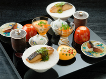 日本料理嵯峨　SUN MEMBERS京都嵯峨_能一次尽享各种菜肴，集结季节美味的『八寸（小菜）拼盘』