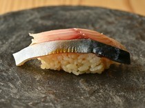 寿司 Onikai_能锁住鱼鲜味的“当季新鲜鱼片酱油腌制 烟熏”