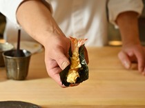 寿司 Onikai_将天妇罗用寿司米饭和紫菜包裹的“虾天妇罗海苔卷”