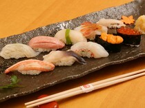 寿司屋 根上_选用多种北海道产新鲜食材制成，丰富多彩的“特选手握寿司”