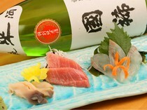 寿司屋 根上_完美搭配日本清酒。严选无比新鲜的海鲜制成的“生鱼片拼盘”