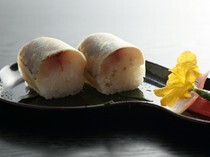 酒肴 大阪馒福堂_以油脂丰富的时令鲜鱼制成的经典餐品“棒寿司”