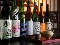 酒肴 大阪馒福堂_精选米香醇厚的纯米酒，多达40～50种的“各色日本酒”库藏