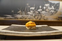 龙月 SUSHI_由于是握寿司，可以享受到只有海胆的风味的「海胆试吃比较寿司」