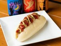 CRAFT BEER工房 新宿 ALE_口感绵密的生帕尼尼凸显出香肠美味的”热狗”