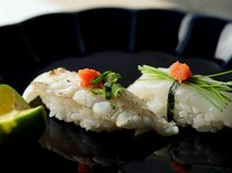 寿司割烹喜成_新鲜食材带来深邃口感。享用冬季美食的代名词“河豚”的“2种河豚寿司”