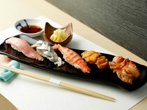 寿司割烹喜成_从常规食材到当季食材，应季鲜鱼满载而归。品尝当日推荐菜肴的“任意寿司5贯”