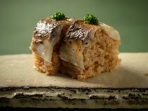 UYU_作为最后的收尾菜一定不能错过的“‘招牌菜’炭烤竹䇲鱼棒寿司“