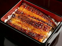 鳗鱼昭_使用一整条大且肉多的鳗鱼制成的“鳗鱼盒饭”