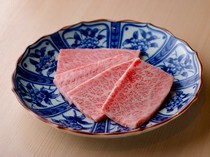 烧肉 神田精肉店_瘦肉和油花分布均衡，可以尽享肉本身的甜味和美味“黑毛和牛A5上等五花肉”