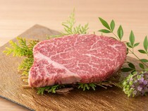 神户BEEF焼肉 加虎_极品稀有部位。将厚切牛排肉切成易于烧烤和食用的尺寸“夏多布里昂”